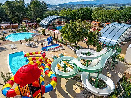 Außenpools und riesige Rutschen auf dem Campingplatz CAPFUN Pinèdes du Luberon in PERTUIS (84).