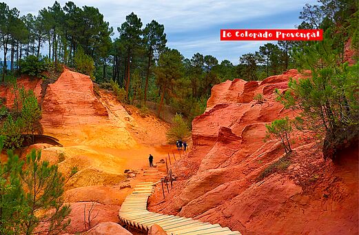Der Provenzalische Colorado, Ockerlandschaften nahe Roussillon in der Provence.