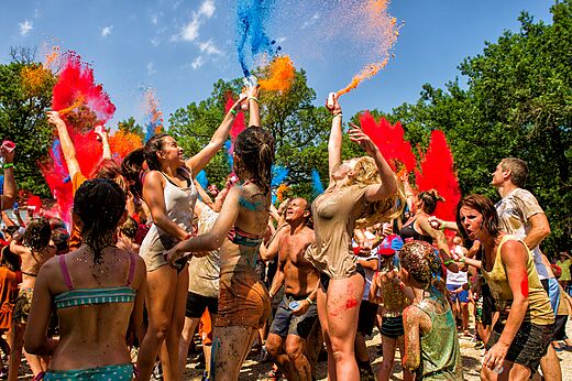 Farbenfrohe Animation mit Holi-Pulverwurf auf dem Campingplatz CAPFUN Pinèdes du Luberon in PERTUIS (84).