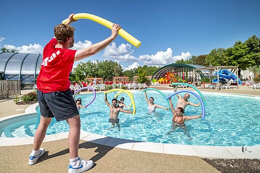 Wateranimatie in buitenzwembad op camping CAPFUN Pinèdes du Luberon in PERTUIS (84).