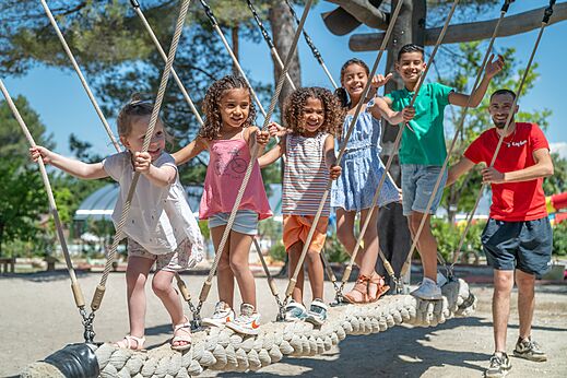 Kinder und Animateur spielen auf einer Seilbrücke auf dem Campingplatz CAPFUN Pinèdes du Luberon in PERTUIS (84).
