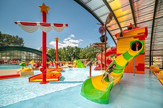Wasserrutsche, Wasserspiele auf dem Campingplatz CAPFUN Pinèdes du Luberon in PERTUIS.