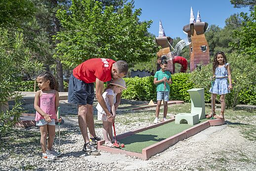 Minigolf mit Kindern und Animateur auf dem Campingplatz CAPFUN Pinèdes du Luberon in PERTUIS (84).