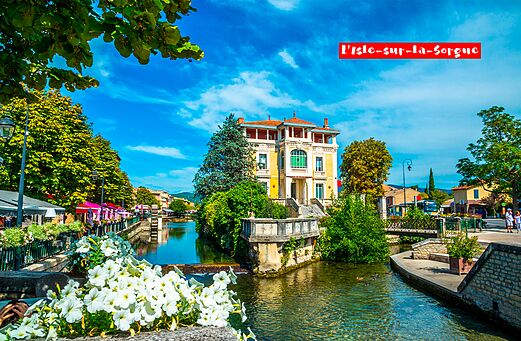 L'Isle-sur-la-Sorgue, Provençaalse stad met rivier en huizen, te bezoeken nabij de camping.