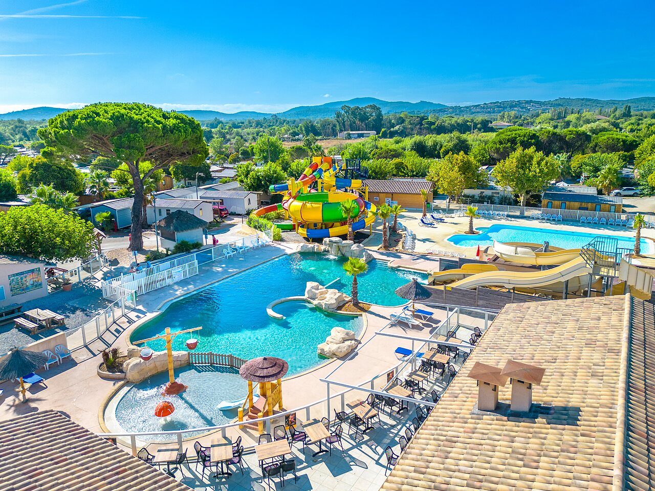 Riesenrutschen und Au�enpools bei CAPFUN La Pin�de de Grimaud (83).