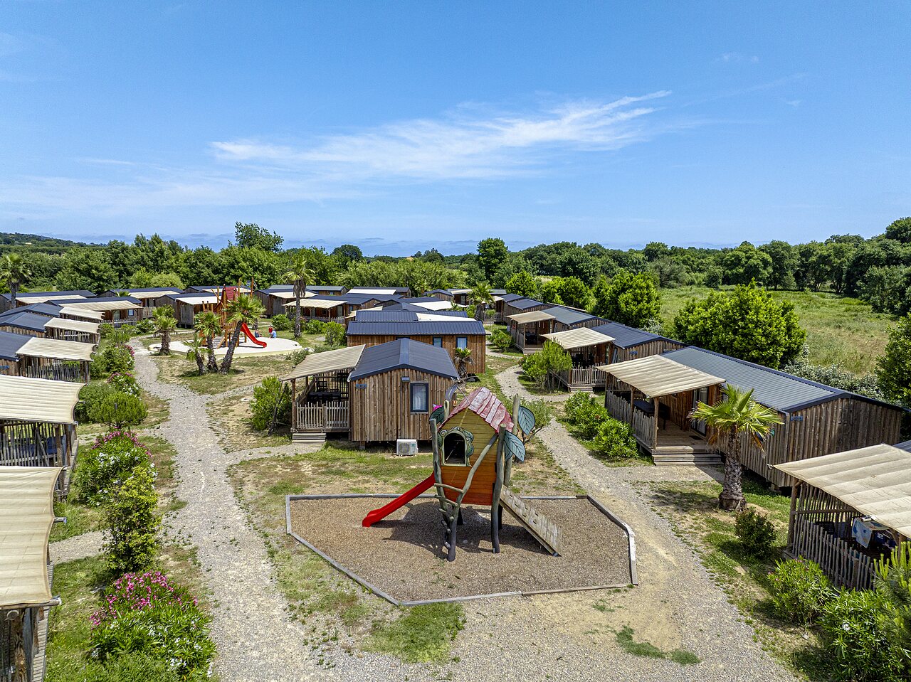 Holz-Mobil-homes und Kinderspielpl�tze auf dem Campingplatz CAPFUN La Pin�de de Grimaud in Grimaud (83).