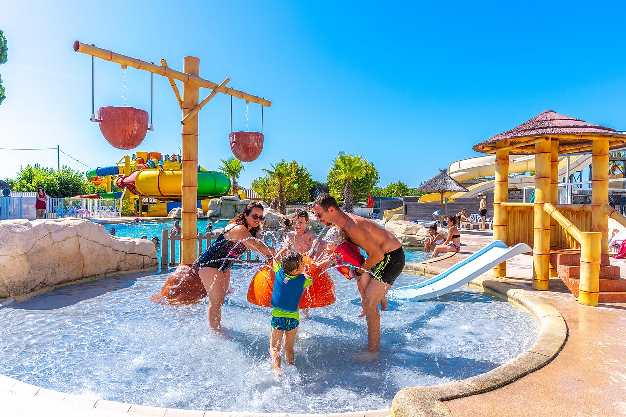 Familie im Wasserpark des Campingplatzes CAPFUN La Pin�de de Grimaud.