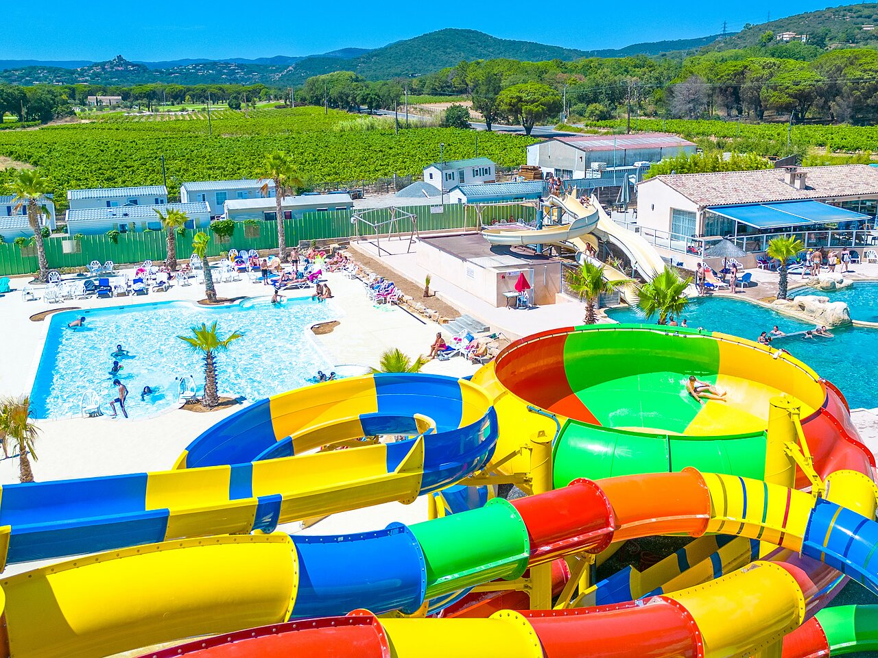 Wasserpark, Rutschen und Pools auf dem Campingplatz CAPFUN La Pin�de de Grimaud.