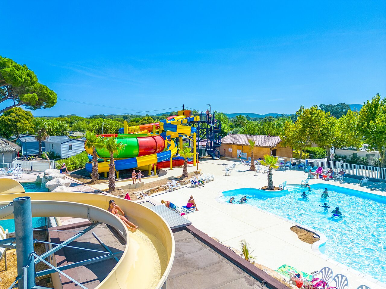 Bunte Wasserrutschen und Freibad auf dem Campingplatz CAPFUN La Pin�de de Grimaud (83).
