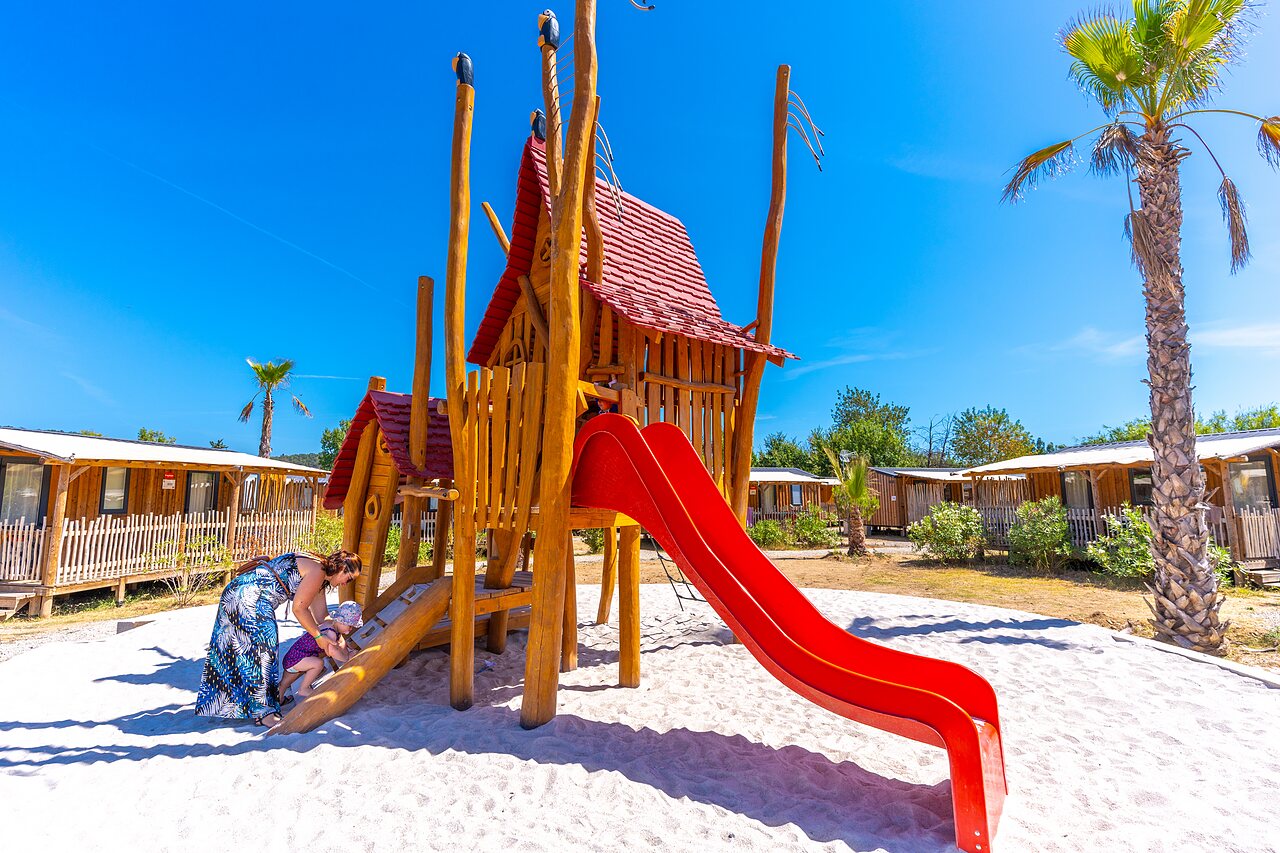 Spielplatz, Rutsche, Mobilheime auf dem Campingplatz CAPFUN La Pin�de de Grimaud.