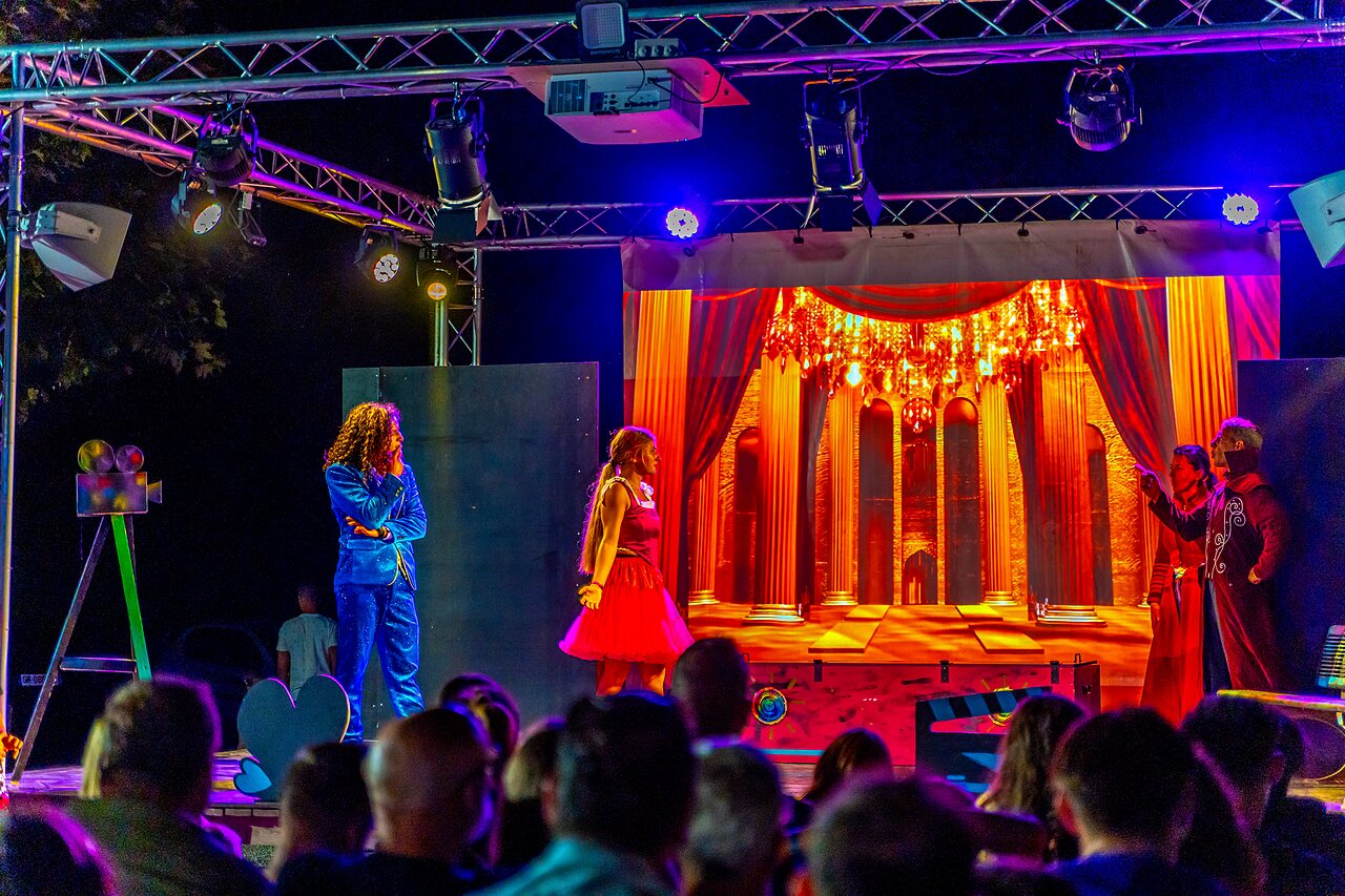 Animations-Abendshow mit K�nstlern auf CAPFUN La Pin�de de Grimaud (83).