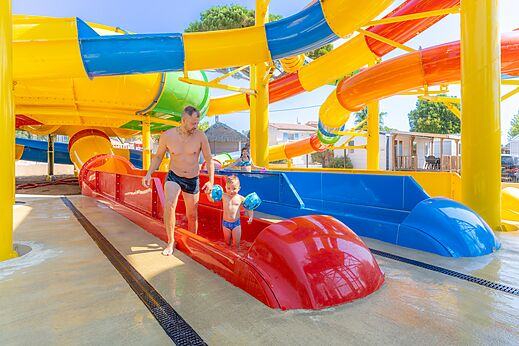 Bunte Wasserrutschen und Wasserspielplatz auf CAPFUN La Pinède de Grimaud (83).