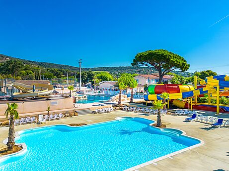 Pools und Wasserrutschen auf dem Campingplatz CAPFUN La Pinède de Grimaud (83).