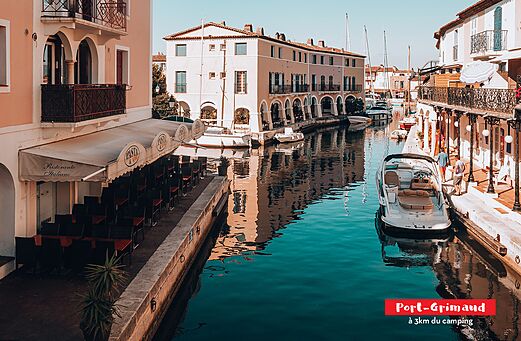 Port Grimaud, Lagunenstadt mit Kanälen, Booten und bunten Häusern, nahe Grimaud.