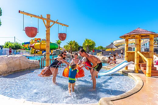 Familien-Wasserpark mit Spielen auf Campingplatz CAPFUN La Pinède de Grimaud.
