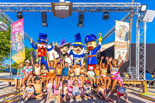 Animation mit Maskottchen und Kindern auf dem Campingplatz CAPFUN La Pinède de Grimaud (83).