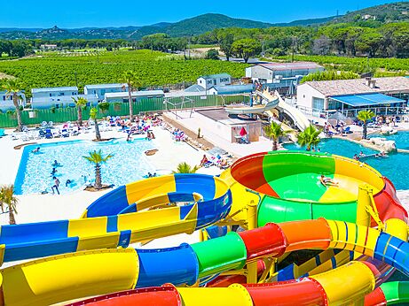 Riesige Wasserrutschen und Pools auf dem Campingplatz CAPFUN La Pinède de Grimaud (83).