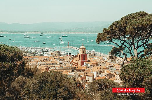 Panoramablick auf den Hafen und das Dorf Saint-Tropez, Côte d'Azur.