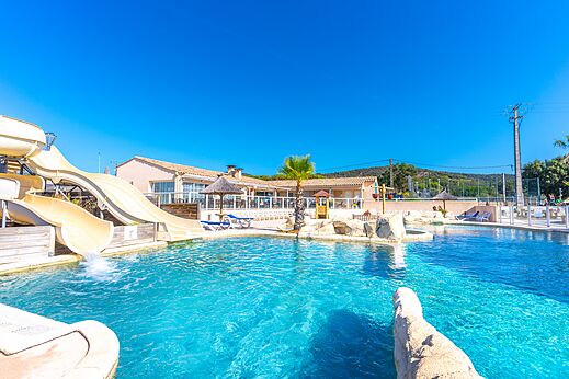 Wasserrutschen und Außenpool auf dem Campingplatz CAPFUN La Pinède de Grimaud (83).