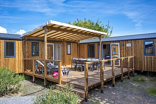 Mobilheim mit Terrasse und Esstisch auf Camping CAPFUN La Pinède de Grimaud.