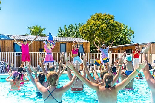 Animation, Maskottchen und Aquagym im Pool vom Camping CAPFUN La Pinède de Grimaud in Grimaud.