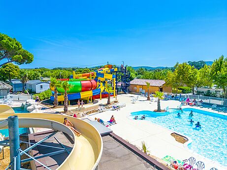 Wasserrutschen und Außenpool am Campingplatz CAPFUN La Pinède de Grimaud in Grimaud (83).