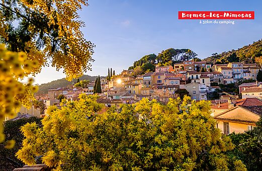 Blühendes Dorf Bormes-les-Mimosas, ein Ausflugsziel in Provence-Alpes-Côte d'Azur.