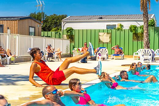 Aquagym und Außenpool auf Campingplatz CAPFUN La Pinède de Grimaud in Grimaud (83).