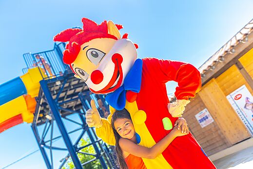 Maskottchen und Kind, Rutsche auf Campingplatz CAPFUN La Pinède de Grimaud (83).