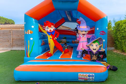 Hüpfburg und Maskottchen auf dem Campingplatz CAPFUN La Pinède de Grimaud (83).