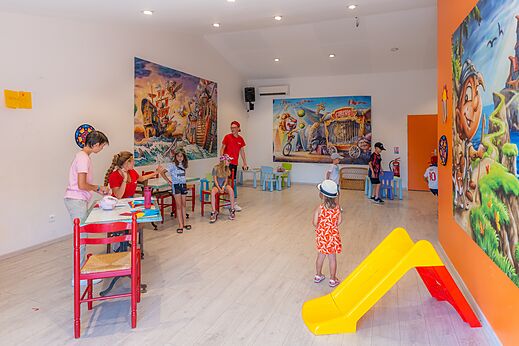 Kinderclub mit Aktivitäten und kleiner Rutsche auf dem Campingplatz CAPFUN La Pinède de Grimaud.