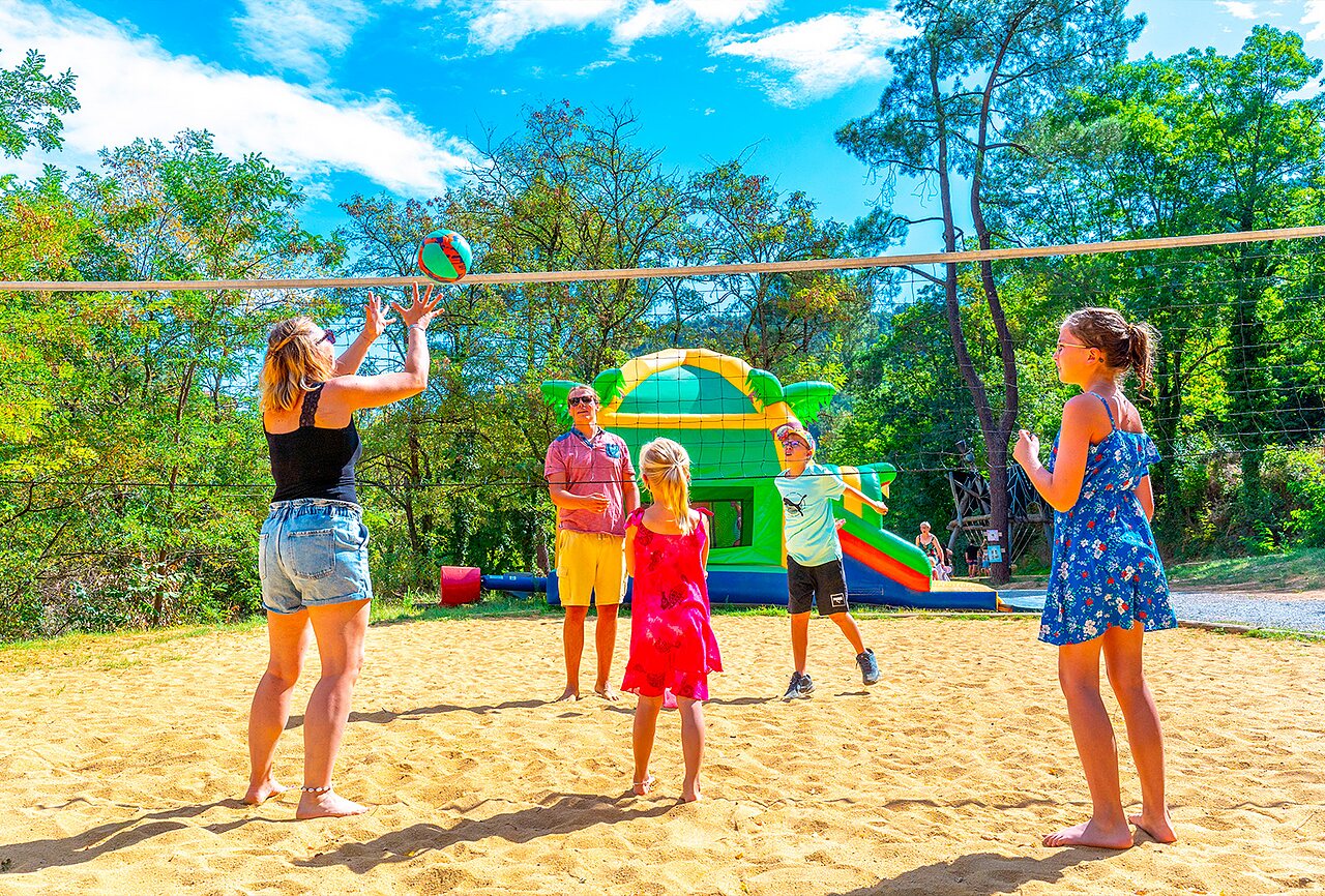 Familie speelt beachvolleybal, opblaasbare spelen op camping CAPFUN Plantas (07).