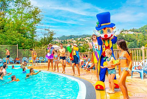 Festliche Animation mit Maskottchen und Kindern am Pool des Campingplatzes CAPFUN Plantas in SAINT VINCENT DE DURFORT (07)