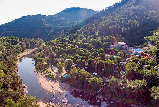 Luftaufnahme Camping, Fluss, Berge, Pool, Rutschen im CAPFUN Plantas (07).