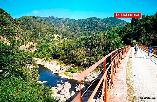 Radfahrer auf der Dolce Via, ehemaliger Bahntrasse in der Ardèche.