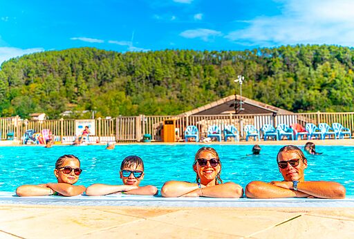 Au�enpool mit lachenden Urlaubern auf dem Campingplatz CAPFUN Plantas in SAINT VINCENT DE DURFORT (07).