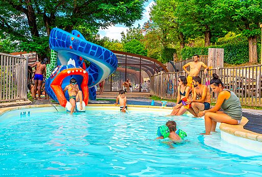 Wasserrutsche und Außenpool mit Kindern auf CAPFUN Plantas in SAINT VINCENT DE DURFORT (07).