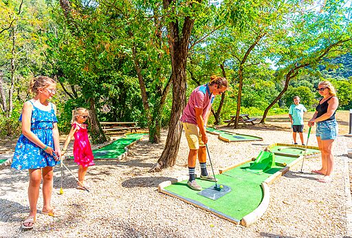 Schattiges Familien-Minigolf auf dem Campingplatz CAPFUN Plantas in SAINT VINCENT DE DURFORT (07).