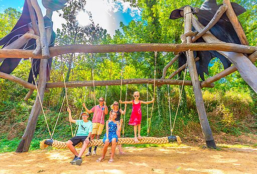 Große originelle Holzschaukel mit einer Familie auf dem Campingplatz CAPFUN Plantas in SAINT VINCENT DE DURFORT (07).