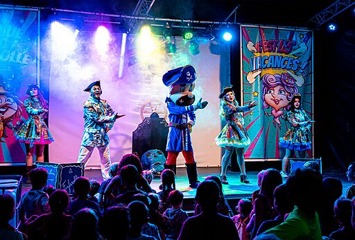 Animationsshow mit kostümierten Figuren und Maskottchen auf dem Campingplatz CAPFUN Plantas in SAINT VINCENT DE DURFORT (07).