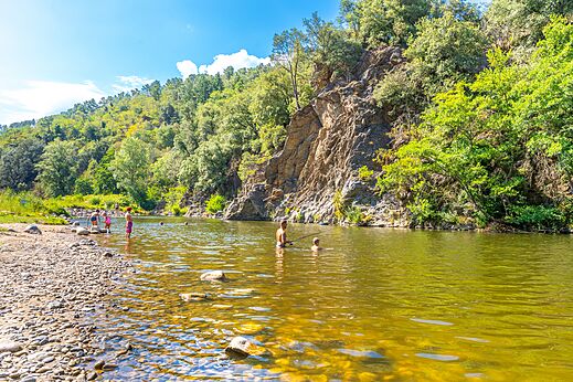 Schwimmen und Angeln im Naturfluss auf dem Campingplatz CAPFUN Plantas in SAINT VINCENT DE DURFORT (07).