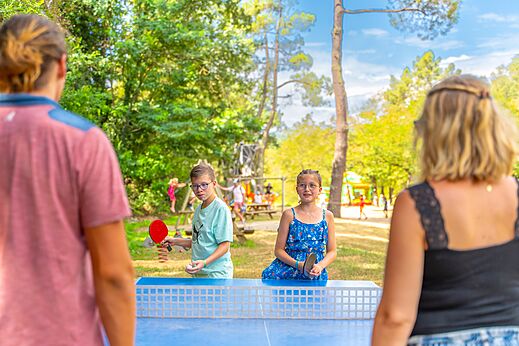 Familien-Tischtennisspiel auf dem Campingplatz CAPFUN Plantas in SAINT VINCENT DE DURFORT (07).