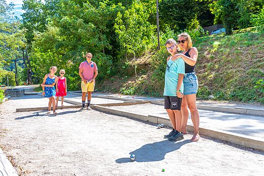 Pétanque en famille au camping CAPFUN Plantas à SAINT VINCENT DE DURFORT (07).