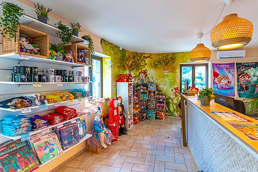 Capfun Camping-Shop mit Merchandising und Empfangstheke auf dem Campingplatz CAPFUN Plantas in SAINT VINCENT DE DURFORT (07).