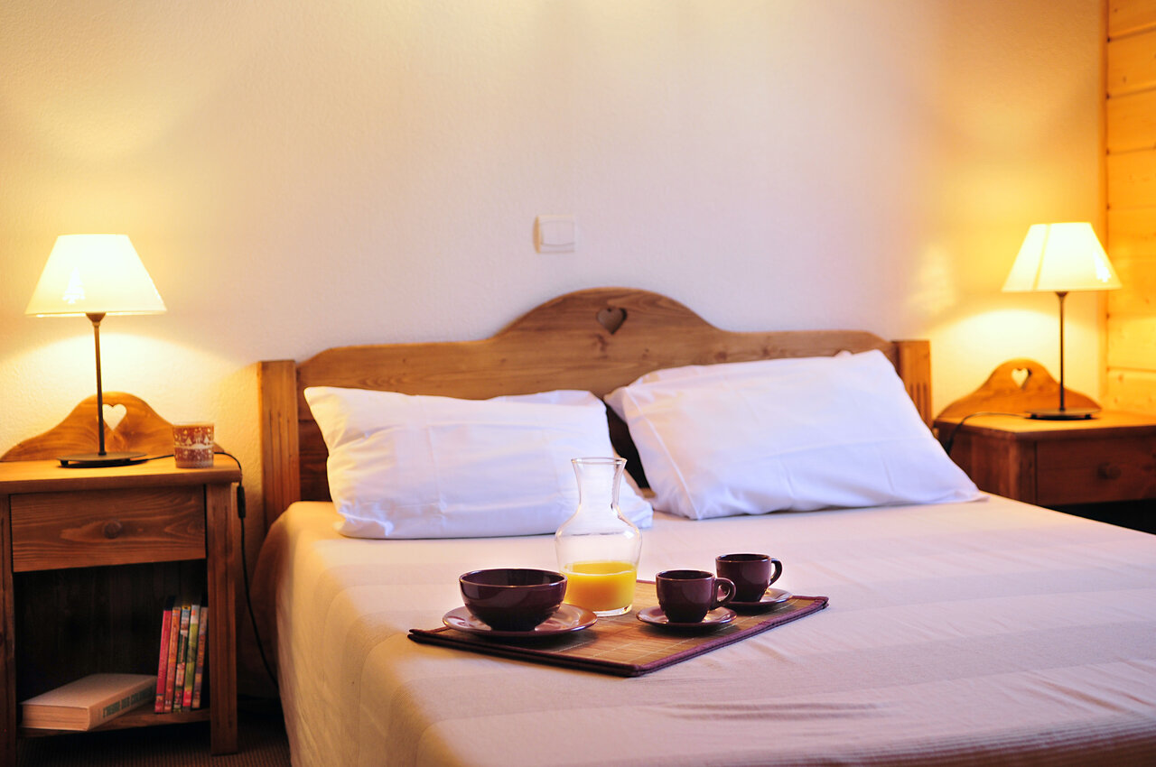 Komfortables Doppelzimmer mit Fr�hst�ck im Camping CAPFUN Plan du Fernuy in LA CLUSAZ.