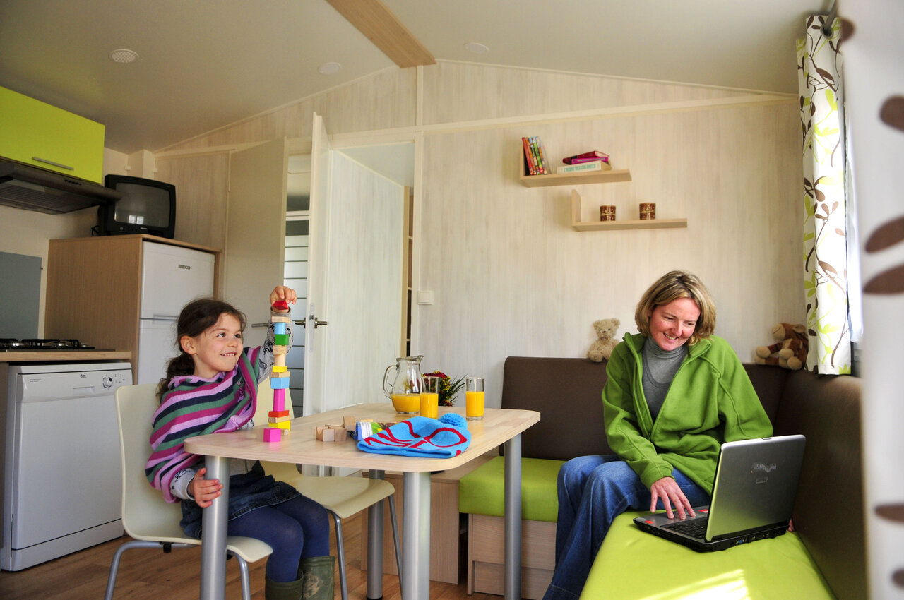 Mobil-home Interieur, Familie auf Camping CAPFUN Plan du Fernuy in LA CLUSAZ.