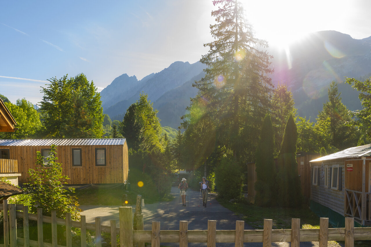 Holzunterk�nfte, Wanderer in den Bergen auf dem Campingplatz CAPFUN Plan du Fernuy in LA CLUSAZ.