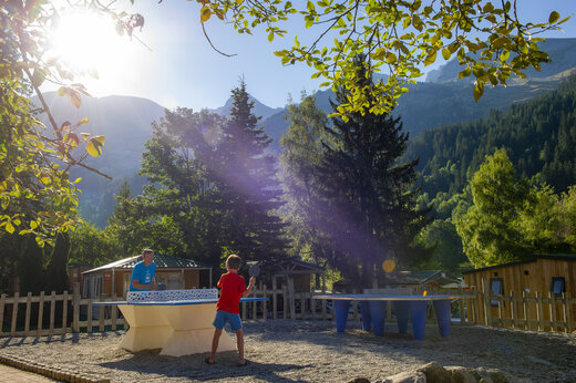 Outdoor-Tischtennisplatten auf dem Campingplatz CAPFUN Plan du Fernuy in LA CLUSAZ (74).