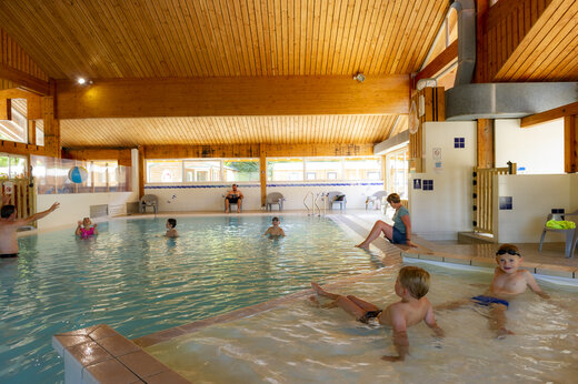 Beheiztes Hallenbad auf dem Campingplatz CAPFUN Plan du Fernuy in LA CLUSAZ.