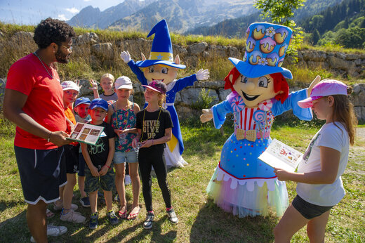 Kinder, Animateur und Maskottchen im Freien auf Camping CAPFUN Plan du Fernuy in LA CLUSAZ (74).